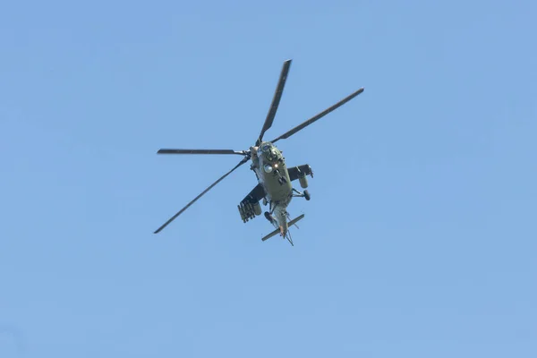 Um helicóptero militar voando no céu azul — Fotografia de Stock