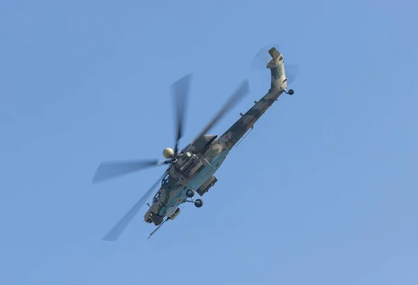 Un helicóptero verde militar para colorear volando en el cielo azul — Foto de Stock