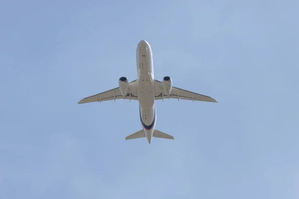 Big passenger plane flying in the blue sky — Stock Photo, Image