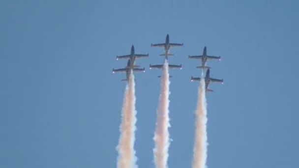 29 AOÛT 2019 MOSCOU, RUSSIE : avions réactifs bleus et jaunes volant dans le ciel et effectuant un spectacle libérant le flux de fumée — Video