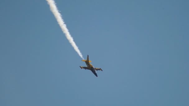 29 AGOSTO 2019 MOSCÚ, RUSIA: Un avión reactivo azul y amarillo volando en el cielo y realizando un espectáculo con la liberación del humo — Vídeo de stock