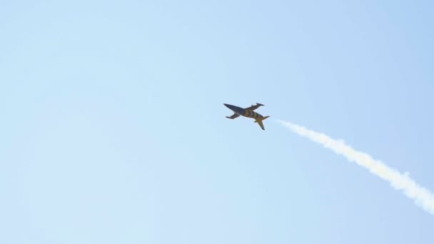 29 Αυγούστου 2019 Μόσχα, Ρωσία: ένα μπλε και κίτρινο αντιδραστικό αεροπλάνο που πετάει στον ουρανό και περιστρέφεται γύρω από τον εαυτό του — Αρχείο Βίντεο