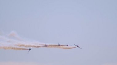 29 Ağustos 2019 Moskova, Rusya: Gökyüzünde uçan ve gösteri gerçekleştiren birçok reaktif uçak - ayrı uçan