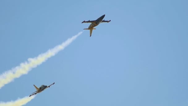 29 АВГУСТА 2019 МОСКВА, РОССИЯ: Два синих и желтых реактивных самолета, летящих в небе и выполняющих шоу с выпуском дыма — стоковое видео