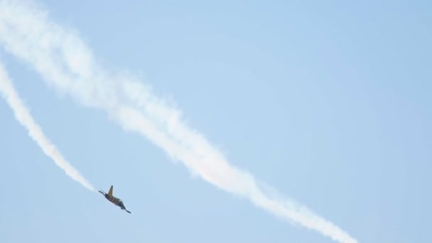 29 augustus 2019 Moskou, Rusland: twee blauwe en gele reactieve vliegtuigen vliegen in de blauwe lucht en het uitvoeren van een show met het vrijgeven van de rook — Stockvideo