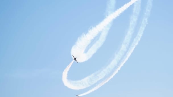 29 augusti 2019 Moskva, Ryssland: två blå och gula reaktiva plan som flyger på himlen och utför en show med att frigöra rök-lämnar märken på himlen — Stockvideo
