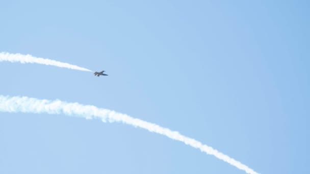 29 Ağustos 2019 Moskova, Rusya: Gökyüzünde uçan ve dumanla daireler çizen mavi ve sarı reaktif bir uçak — Stok video