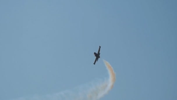 29 augustus 2019 Moskou, Rusland: een blauw en geel reactief vliegtuig vliegen in de blauwe hemel — Stockvideo