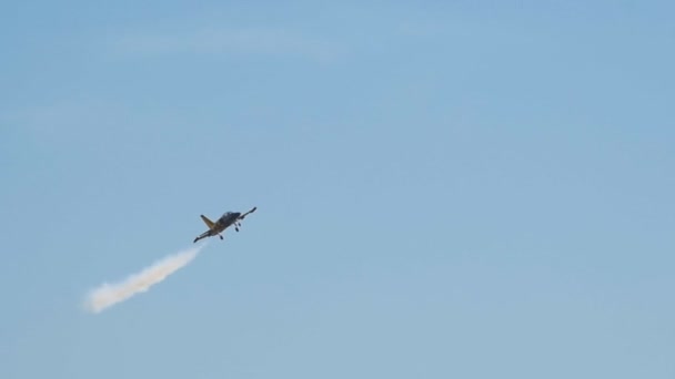 29 АВГУСТА 2019 МОСКВА, РОССИЯ: Сине-желтый реактивный самолет, летящий в небе и выпускающий поток дыма — стоковое видео