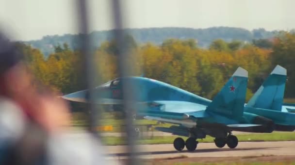 29 augustus 2019 Moskou, Rusland: reactieve blauwe gevechtsvliegtuig is het opstijgen van de landingsbaan — Stockvideo