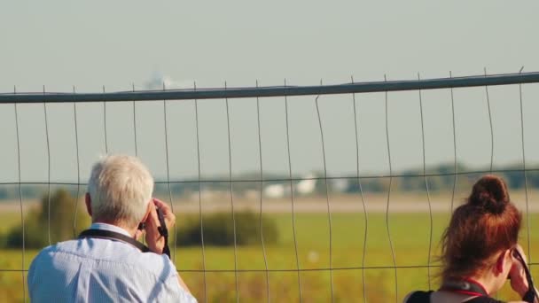Photographers taking a shot of the airplanes — Stock Video
