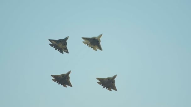 Cuatro aviones de combate militares verdes volando en el cielo — Vídeo de stock