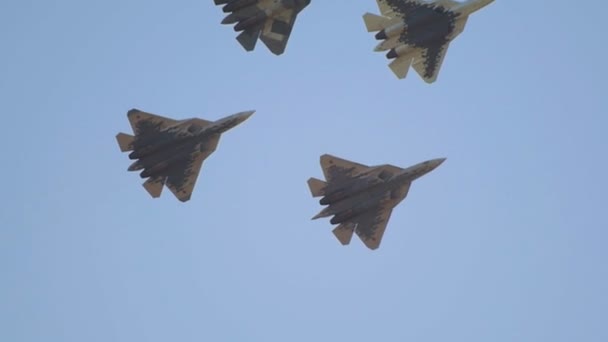 Fyra gröna kamouflage färg militär stridsflygplan flyger i skyn — Stockvideo