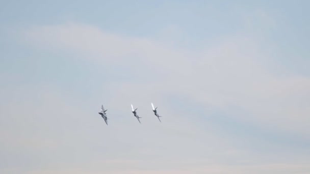 29. srpen 2019 Moskva, Rusko: Vojenské stíhačky létající na obloze — Stock video