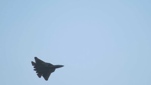 Ένα στρατιωτικό μαχητικό αεροπλάνο που πετάει στον γαλάζιο ουρανό — Αρχείο Βίντεο