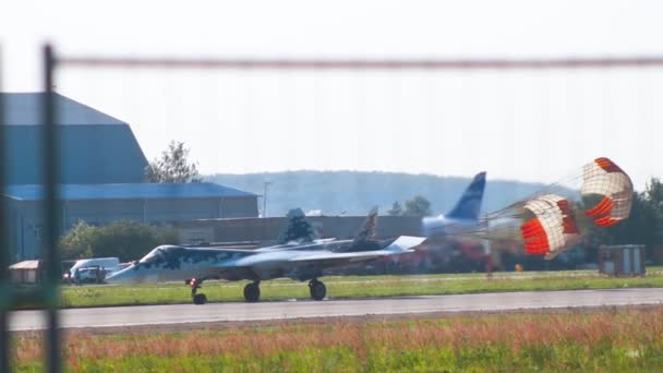29 augustus 2019 Moskou, Rusland: een vliegtuig staande op de landingsbaan met open parachute — Stockvideo