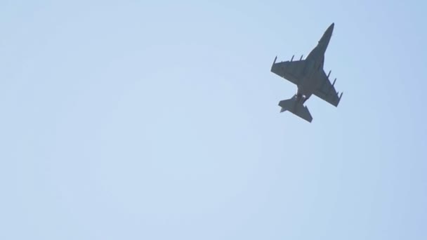 Un avión reactivo volando en el cielo azul claro — Vídeo de stock