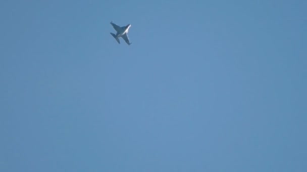 Un avión militar reactivo volando en el cielo azul claro — Vídeo de stock