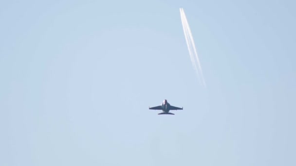 Un avión reflectante reactivo volando en el cielo azul — Vídeo de stock