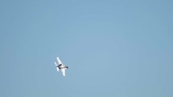 A reactive military plane beautifully flying up in the clear sky — Stock Video