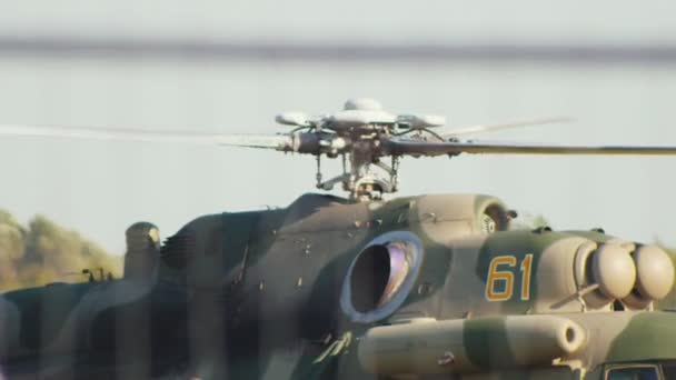 29 AUGUST 2019 MOSCOW, RUSSIA: Outdoors exhibition of military airplanes - A helicopter with working blades — Stock Video