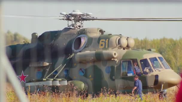 29. August 2019 Moskau, Russland: Ausstellung von Militärflugzeugen im Freien - ein Hubschrauber mit Arbeitsblättern, der auf dem Feld steht — Stockvideo