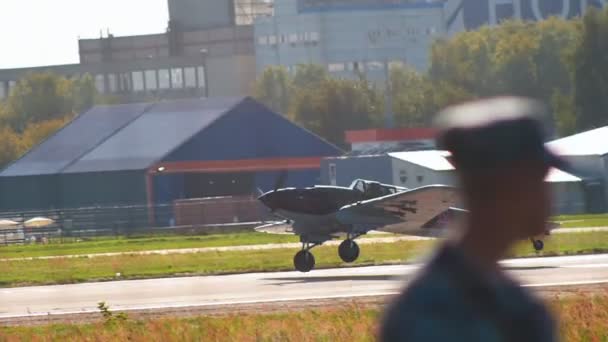 29 augustus 2019 Moskou, Rusland: een voorste propellervliegtuig op de start-en landingsbaan — Stockvideo