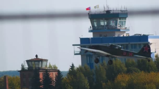 29 серпня 2019 Москва, Росія: фронт Пропелер літак зліт і летить в небі — стокове відео