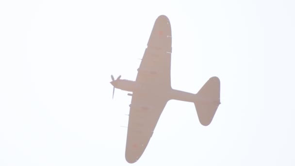 Um avião de hélice frontal voando no céu e executa piruetas — Vídeo de Stock