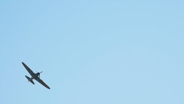 Přední vrtulové letadlo plující na modrém nebi — Stock video