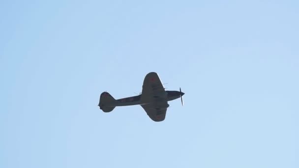 29 августа 2019 г. Москва, Россия: передний пропеллер, летящий в голубом небе — стоковое видео