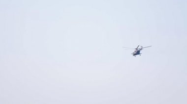 29 Ağustos 2019 Moskova, Rusya: Parlak gökyüzünde uçan bir askeri helikopter