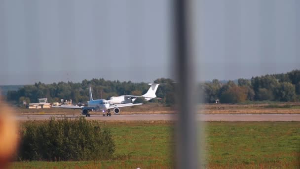 29 AGOSTO 2019 MOSCÚ, RUSIA: Un avión de pasajeros se ralentiza en la pista — Vídeos de Stock