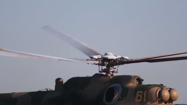 29 AGOSTO 2019 MOSCÚ, RUSIA: Exposición al aire libre de aviones militares - Un helicóptero con cuchillas móviles — Vídeos de Stock