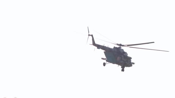 29 AGOSTO 2019 MOSCÚ, RUSIA: Un helicóptero militar volando en el cielo — Vídeo de stock