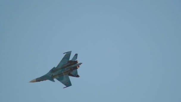Augusztus 29 2019 Moszkva, Oroszország: egy katonai vadászrepülőgép repül az égen — Stock videók