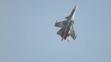 29 Ağustos 2019 Moskova, Rusya: Mavi gökyüzünde uçan yeşil kamuflajlı savaş uçağı