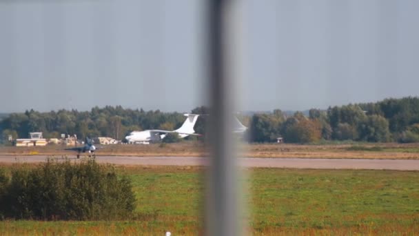 29. August 2019 Moskau, Russland: Reaktives schwarzes Kampfflugzeug nimmt auf der Landebahn Fahrt auf — Stockvideo