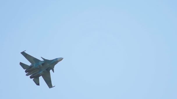 29 AGOSTO 2019 MOSCÚ, RUSIA: Un avión militar de camuflaje verde volando en el cielo azul - desfile de aviones — Vídeos de Stock