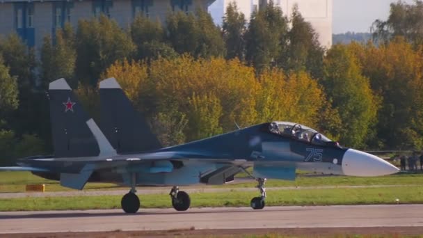 Um avião de combate escuro reactivo está a ganhar velocidade na pista. — Vídeo de Stock