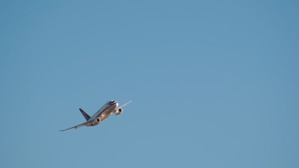 29. August 2019 Moskau, Russland: Großes Passagierflugzeug fliegt am blauen Himmel davon — Stockvideo