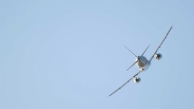 Büyük yolcu uçağı mavi gökyüzünde uçup gitti