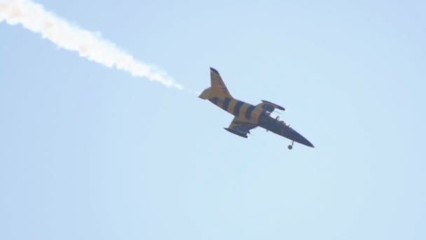 Sebuah pesawat biru dan kuning reaktif terbang di langit terbang lebih dekat ke matahari — Stok Video