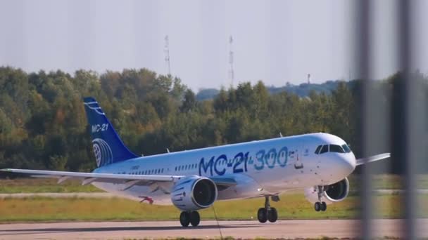 29 augustus 2019 Moskou, Rusland: een passagiersvliegtuig opstijgen — Stockvideo
