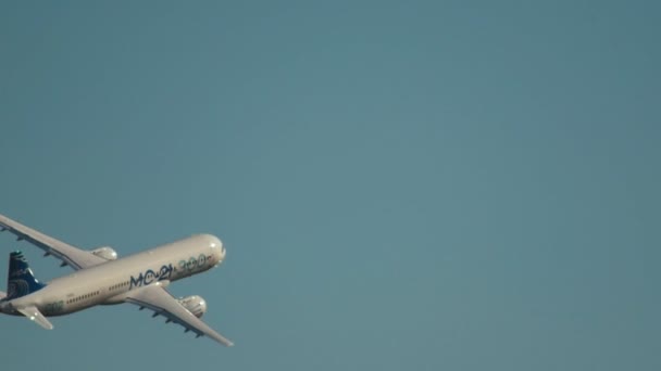 29 AGOSTO 2019 MOSCA, RUSSIA: Grande aereo passeggeri blu e bianco che vola via nel cielo blu — Video Stock