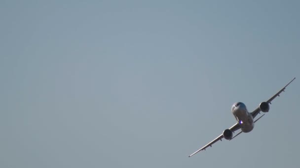 29 AUGUST 2019 MOSCOW, RUSSIA: Big passenger blue and white plane flying away in the sky - a sunlight reflecting on the plane — Stock Video