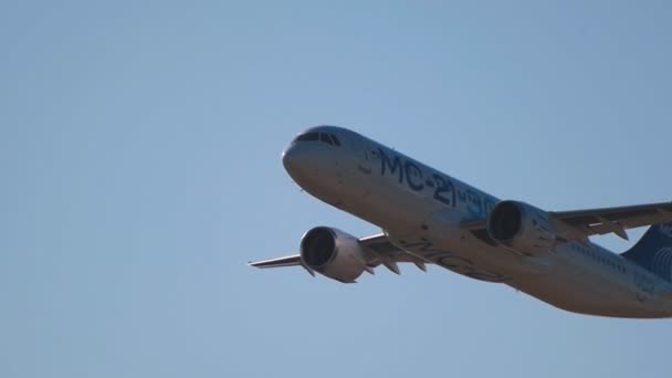 29 AGOSTO 2019 MOSCÚ, RUSIA: Gran avión azul y blanco de pasajeros volando en el cielo - volando más cerca del sol — Vídeos de Stock