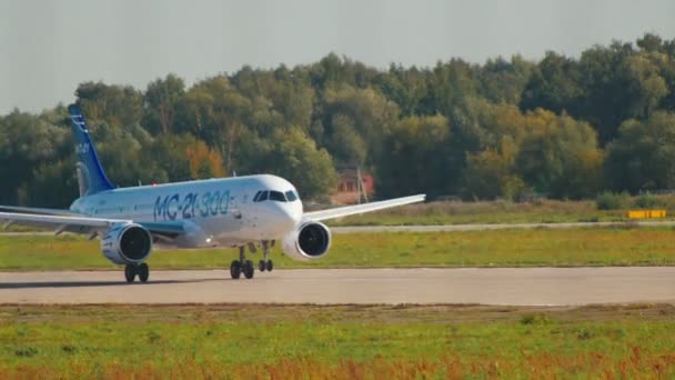 29 AGOSTO 2019 MOSCÚ, RUSIA: Un avión de pasajeros se acelera en la pista antes de despegar — Vídeos de Stock