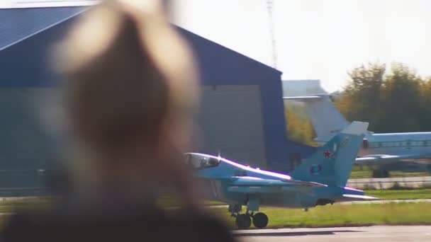 29 AOÛT 2019 MOSCOU, RUSSIE : Un avion de chasse bleu réactif prend de la vitesse sur la piste et décolle — Video