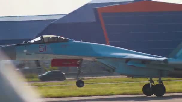 29 Agosto 2019 MOSCOW, RUSSIA: Um avião de caça azul reativo está decolando — Vídeo de Stock